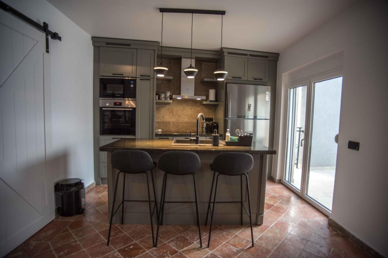 Modern Waterfront 3-Bed Apartment Donja Kostanjica Екстериор снимка